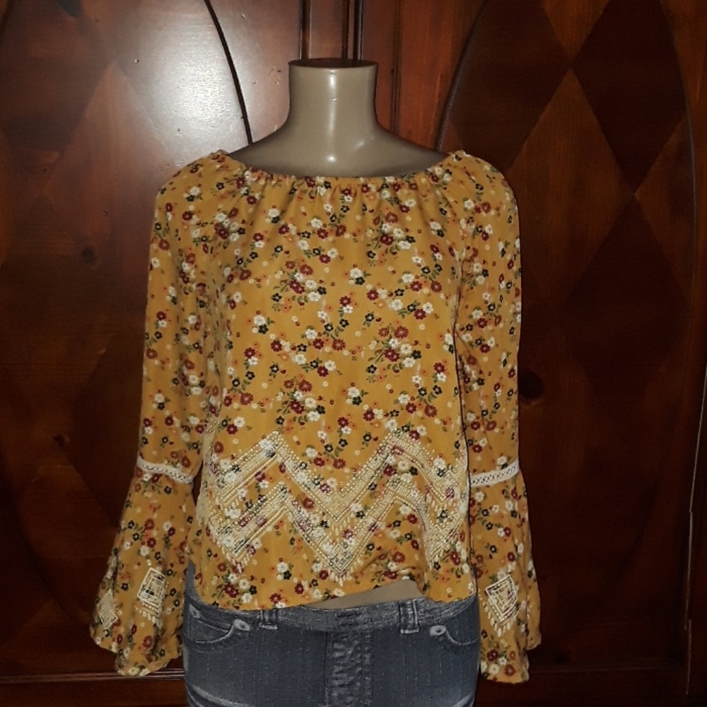Adorable Bell bottom sleeve blouse
